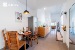 Comfort appartement, uitzicht op de stad | Privékeuken | Een koelkast, een microgolfoven, een oven, een kookplaat