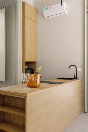 Luxury Quadruple Room, Balcony, City View | Living area