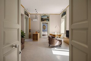 Chambre Quadruple Luxe, balcon, vue ville | Coin séjour | Télévision LED