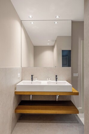 Luxury Quadruple Room, Balcony, City View | Bathroom