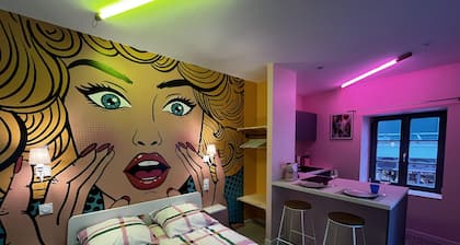 Studio POP en centre-ville, avec Balnéo, dans une ambiance colorée et rétro !
