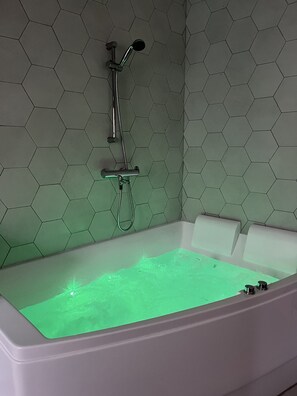 Baignoire à jets, sèche-cheveux, serviettes fournies, savon