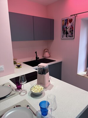 Kühlschrank, Mikrowelle, Herdplatte, Geschirrspüler