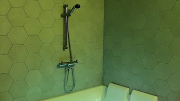 Jetted tub, hair dryer, towels, soap