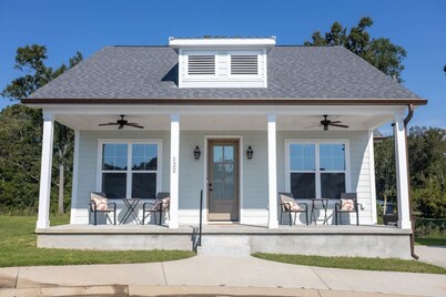 Lofty Lakeside Cottage – 2 BR, 2.5BA, Sleeps 8!