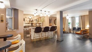 A modern hotel room with a dining area, a kitchen, and a living area. - Student Residence in the Heart of Montreal (Montréal)