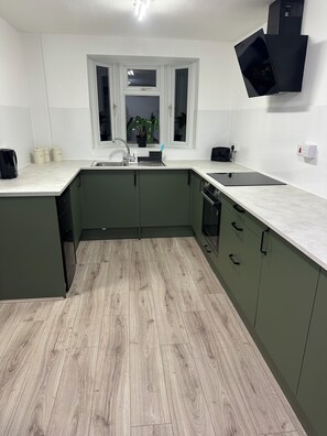 Oven, stovetop, paper towels - A discreet & elegant play space for couples (Crawley)