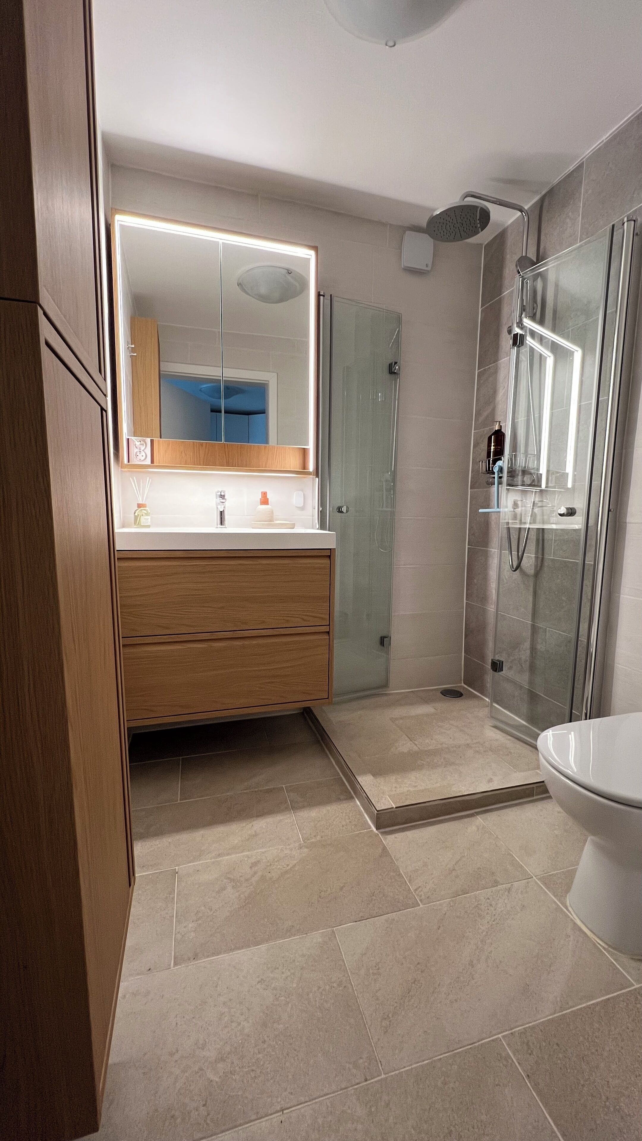 Douche, sèche-cheveux, serviettes fournies, savon