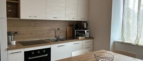 Kjøleskap, mikrobølgeovn, ovn og kokeplater