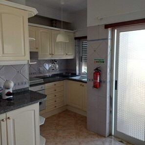 Microwave, oven, stovetop - Casa Anita - Apartment in Sobreda (Sobreda)