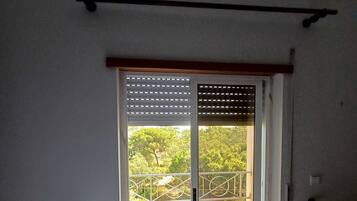 2 bedrooms, internet, bed sheets