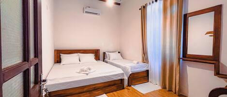 3 chambres, fer et planche à repasser, Wi-Fi, draps fournis