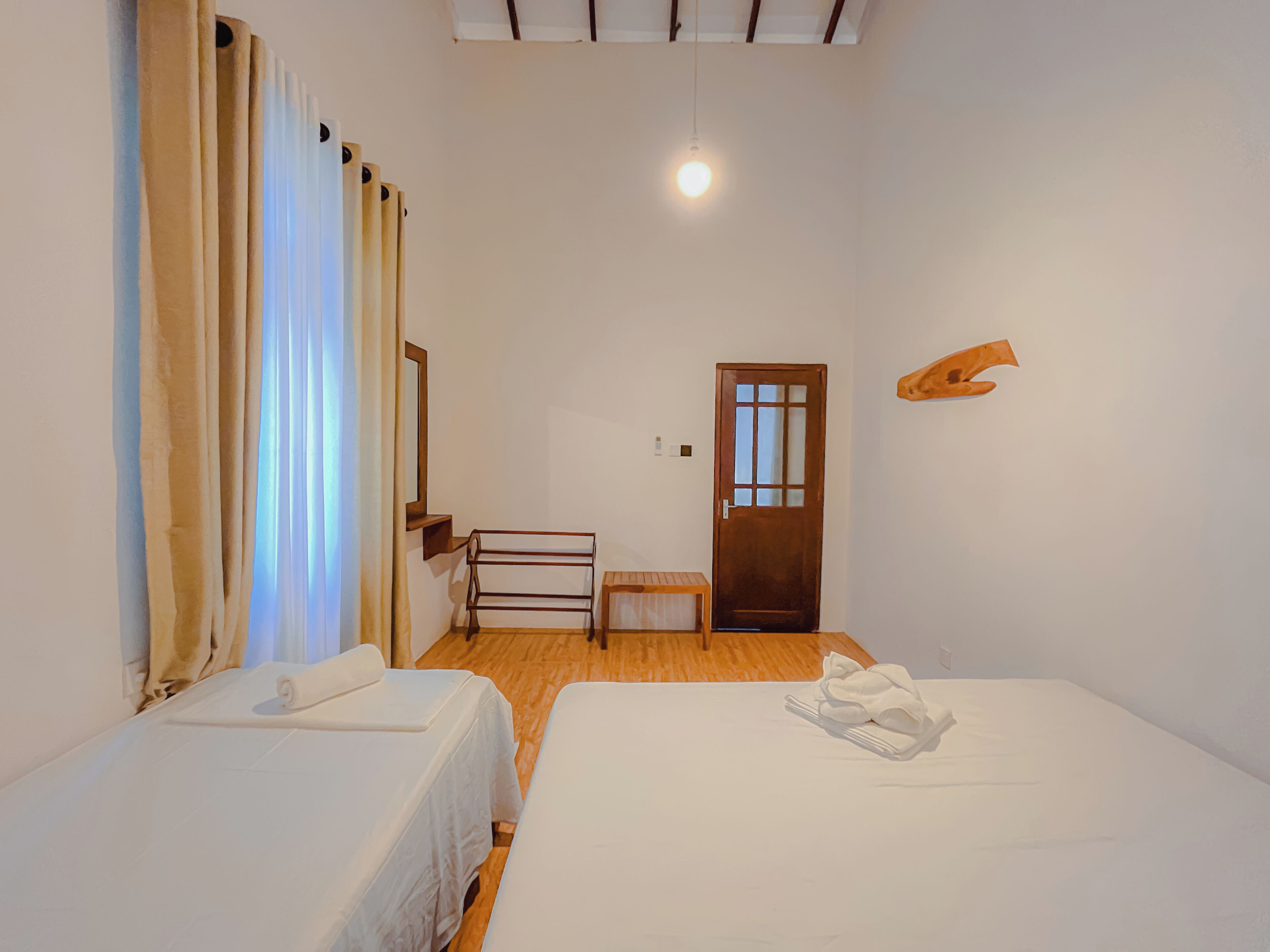 3 habitaciones, tabla de planchar con plancha, wifi y ropa de cama 