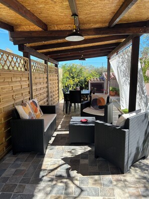 Outdoor dining - Country villa with 2 independent apartments 5 minutes from the sea. (Sos Alinos)