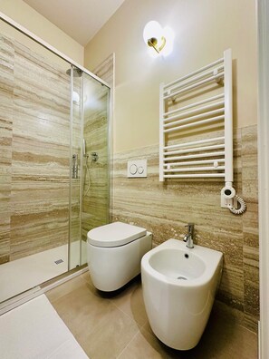 Shower, free toiletries, hair dryer, bidet