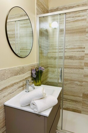Shower, free toiletries, hair dryer, bidet