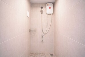 Dusj, regndusjhode, toalettartikler (inkludert) og håndklær