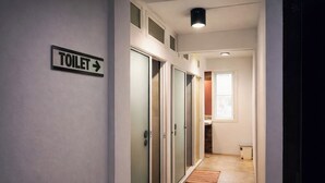 Un pasillo con un letrero que indica el camino al baño.