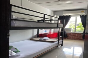 Economy-værelse - mænd/kvinder - terrasse | Pengeskab på værelset, gratis baby-/barnesenge, gratis Wi-Fi, sengetøj