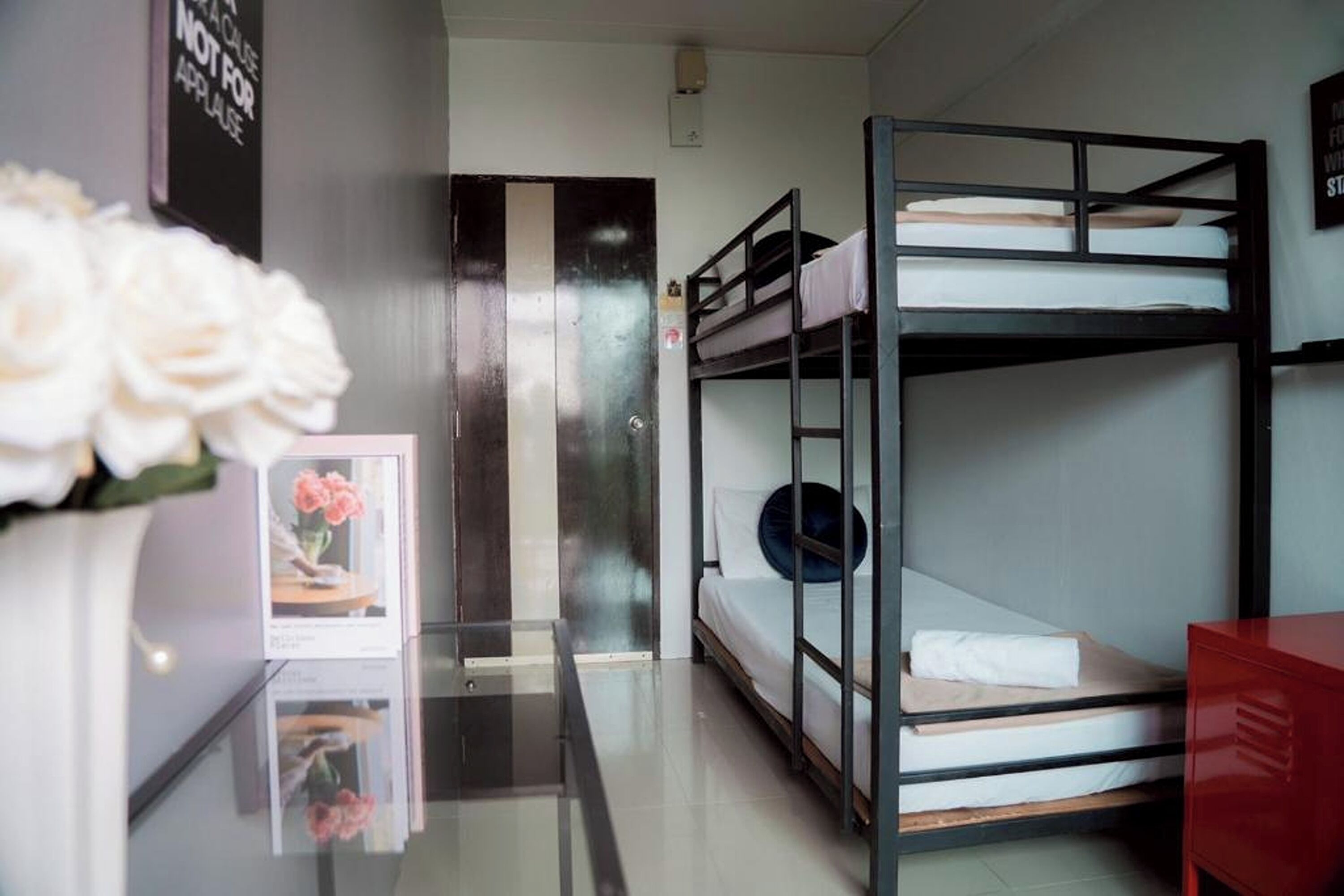 Rom – basic, balkong | Safe på rommet, wi-fi (inkludert) og sengetøy