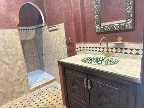 Shower, jetted tub, hair dryer, towels - Riad 3 rooms 306m2 500 m from Place Jemaa el-Fna (Marrakech)