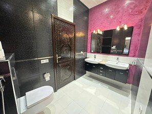 Shower, jetted tub, hair dryer, towels - Riad 3 rooms 306m2 500 m from Place Jemaa el-Fna (Marrakech)