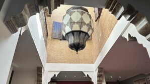 A room with a unique ceiling design, a door, and a framed picture on the wall. - Riad 3 rooms 306m2 500 m from Place Jemaa el-Fna (Marrakech)