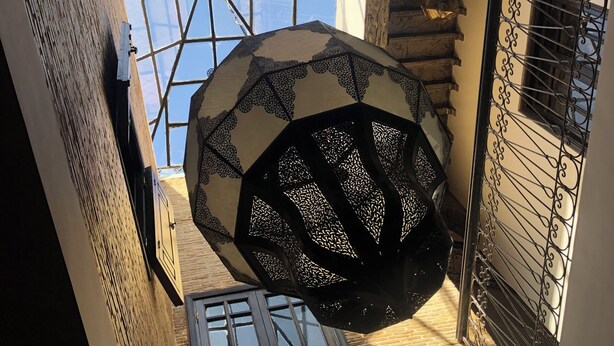 A room with a skylight, a patterned ceiling, a staircase, and a metal gate. - Riad 3 rooms 306m2 500 m from Place Jemaa el-Fna (Marrakech)