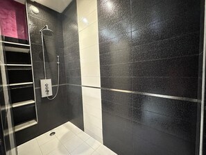 Ducha, bañera de hidromasaje, secador de pelo y toallas