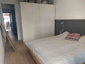 1 habitación, tabla de planchar con plancha y acceso a internet