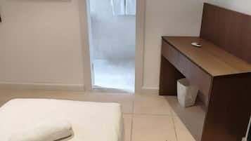 Escritorio, espacio para trabajar con laptop y wifi gratis