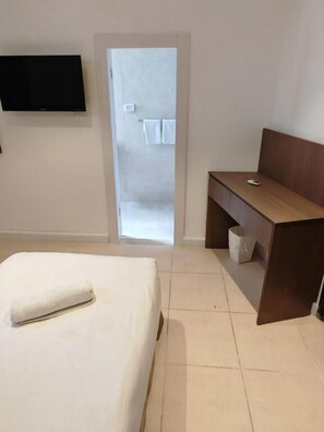 Escritorio, espacio para trabajar con laptop y wifi gratis 