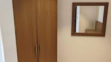 Escritorio, espacio para trabajar con laptop y wifi gratis