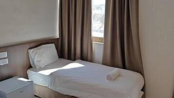 Schreibtisch, laptopgeeigneter Arbeitsplatz, kostenloses WLAN