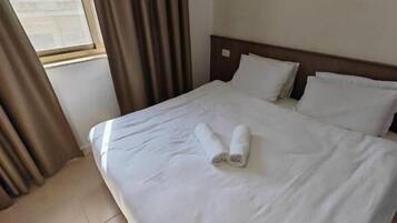 Escritorio, espacio para trabajar con laptop y wifi gratis