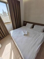 Escritorio, espacio para trabajar con laptop y wifi gratis 