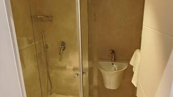 Einzelzimmer, Stadtblick | Badezimmer