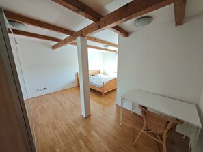 4 bedrooms, desk, WiFi, bed sheets