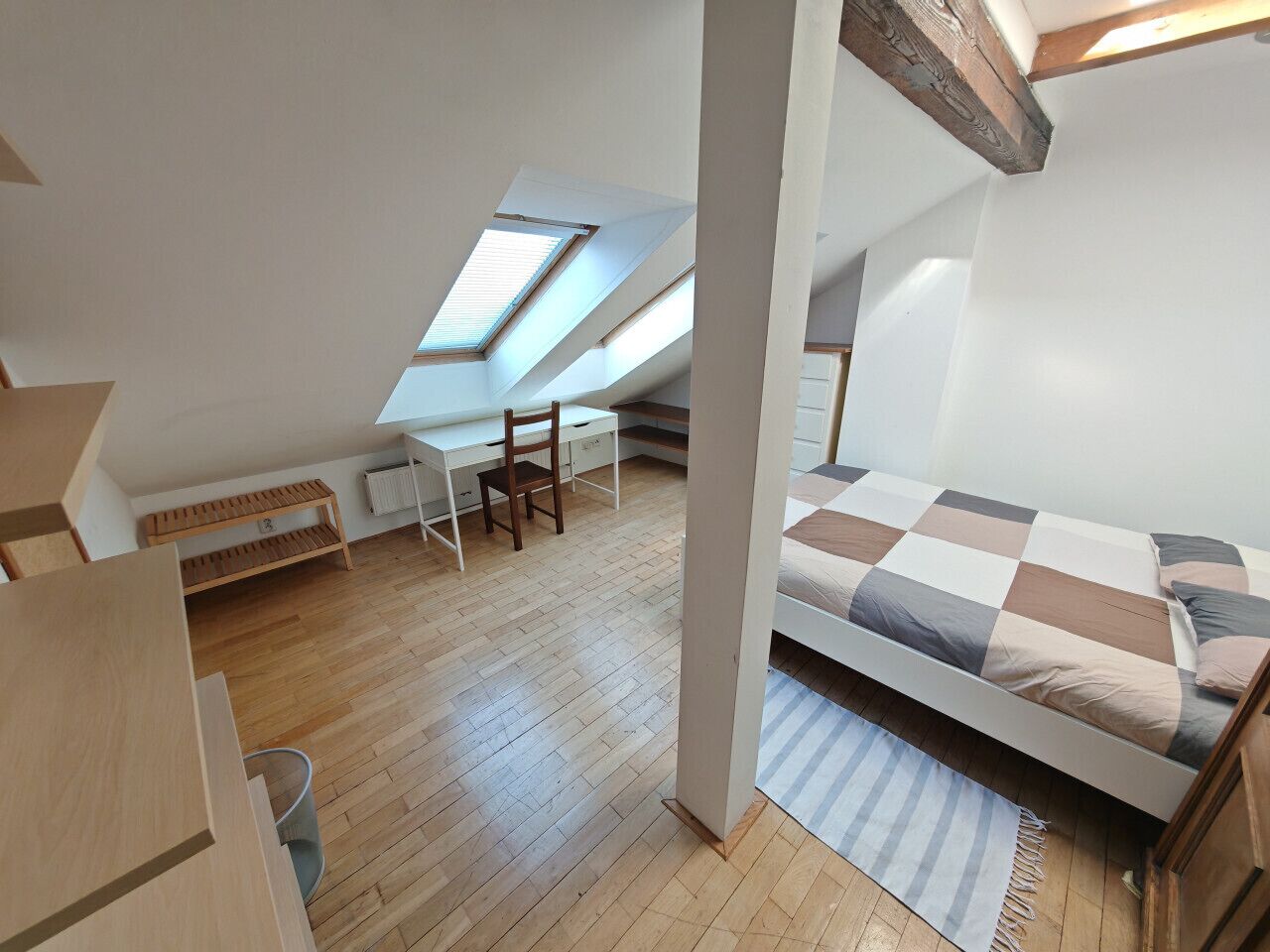 Een slaapkamer met kap, een bureau en een bed.