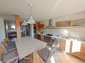 Fridge, microwave, oven, stovetop - Elegant & Spacious 4BR Loft in Charming Vinohrady (Praha 2)