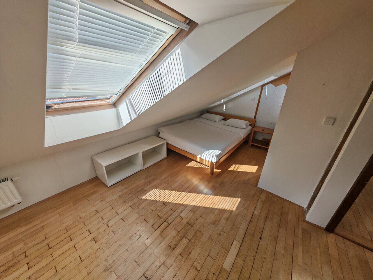 4 bedrooms, desk, WiFi, bed sheets