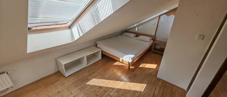 4 室のベッドルーム、デスク、WiFi、ベッドシーツ