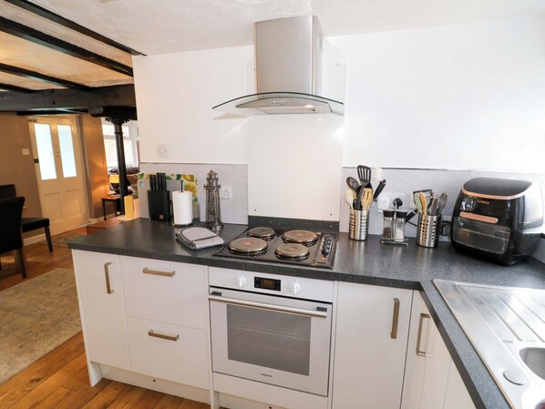 Cookware/dishes/utensils - Cosy Cottage in Harvington (Evesham)