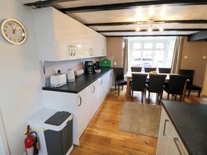 Cookware/dishes/utensils - Cosy Cottage in Harvington (Evesham)