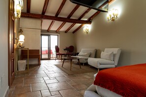 Suíte conforto, vista para a cidade | Cofres nos quartos, escrivaninha, cortinas blackout