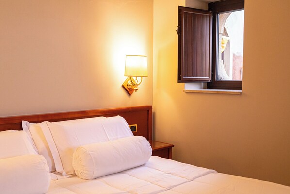 4 人部屋 バルコニー | セーフティボックス (室内)、デスク、遮光カーテン、防音設備