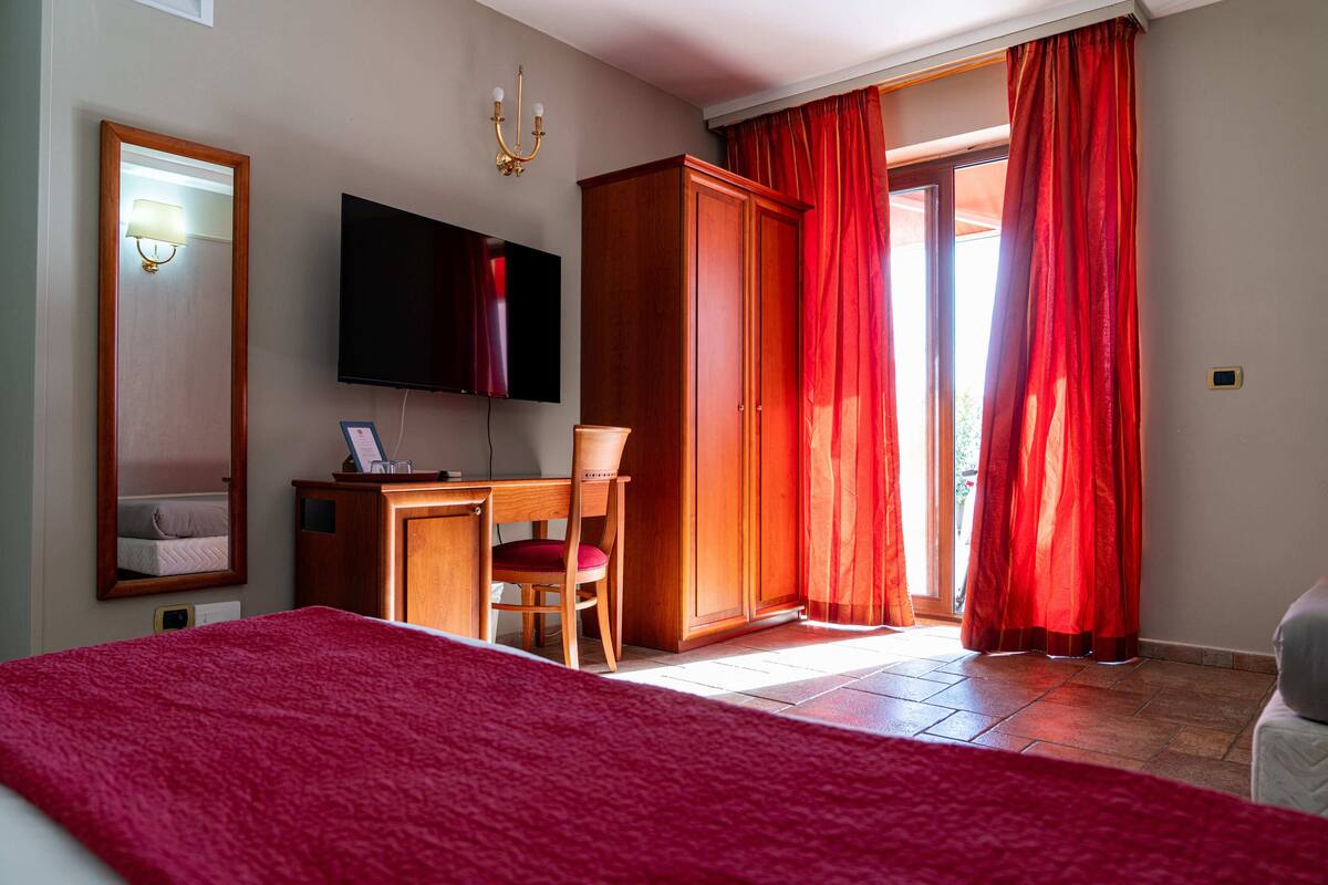 Camera tripla, vista città | Una cassaforte in camera, una scrivania, tende oscuranti