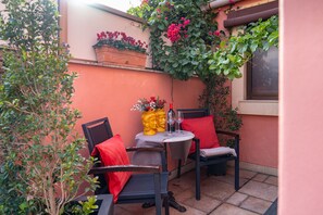 Quadruple Room, Balcony | Outdoor dining - MALIA HOME (Catania)