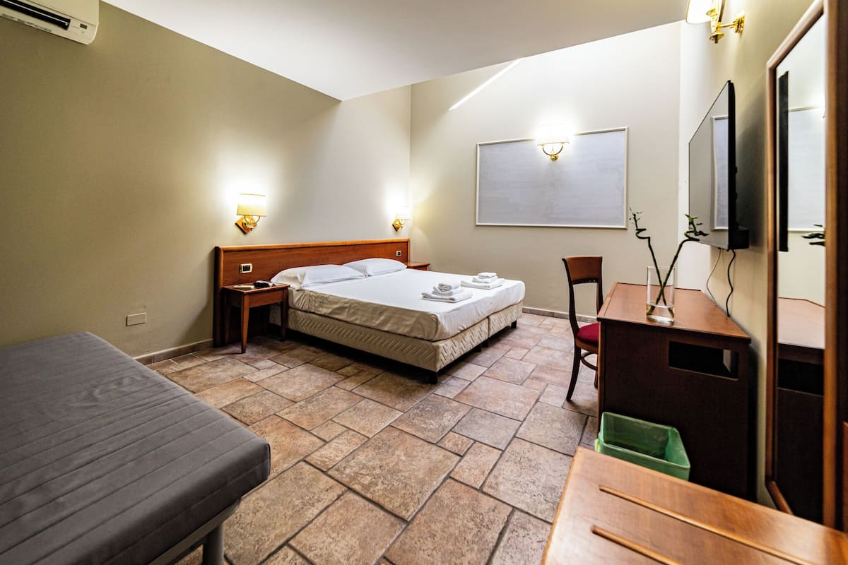 Camera tripla | Una cassaforte in camera, una scrivania, tende oscuranti