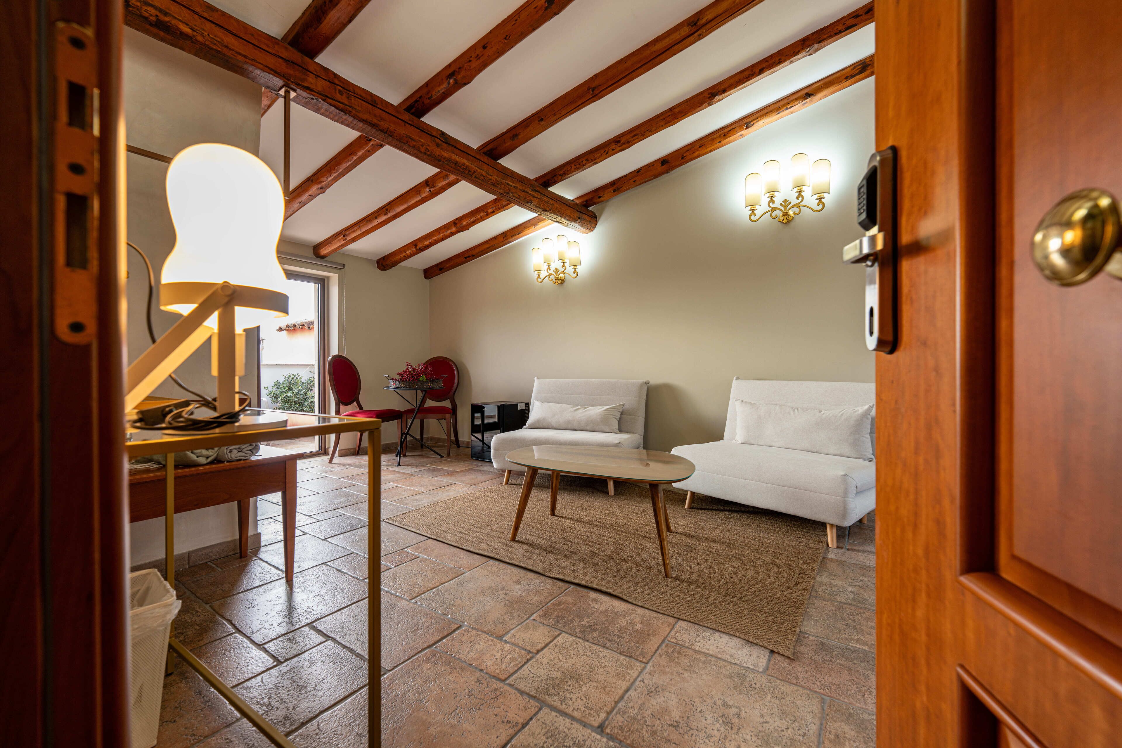 Comfort Suite, City View | Living area